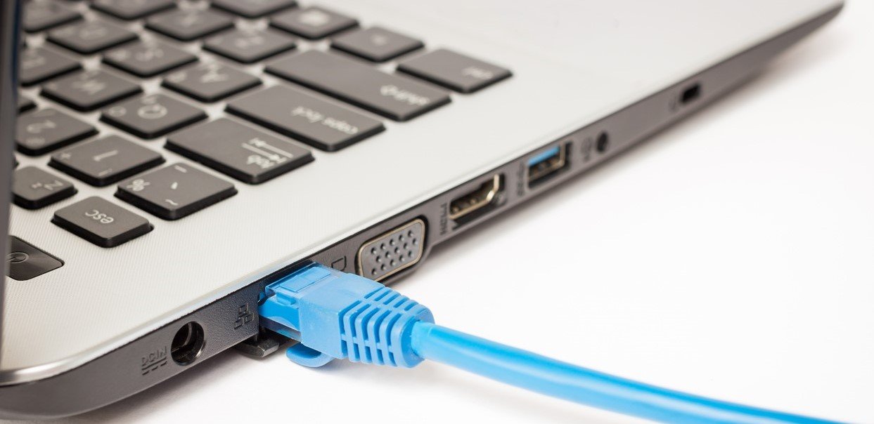Ordenador conectado por cable Ethernet como alternativa al Wi-Fi.